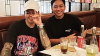 Berteman dengan YouTuber Reza Arap, Doni ajak Reza untuk makan-makan dan ngobrol bareng tentang bisnis mereka. Tampak Doni mengajaknya di salah satu restoran kekinian yang jadi tempat nongkrong dan ngopi. Foto: Instagram @donisalmanan