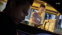 Di dalam perjalanan, Doni memutuskan untuk beli kopi keliling dari seorang penjual di pinggir jalan. Dari dalam mobil mewahnya, ia memberikan sejumlah uang untuk penjual kopi keliling tersebut. Foto: Instagram @donisalmanan