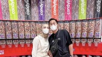 Bersama sang istri, Doni habiskan waktu belanja permen, cokelat hingga makanan manis di salah satu toko permen ternama. Doni sendiri sering mengabadikan momen romantis dan manis bersama sang istri. Foto: Instagram @donisalmanan