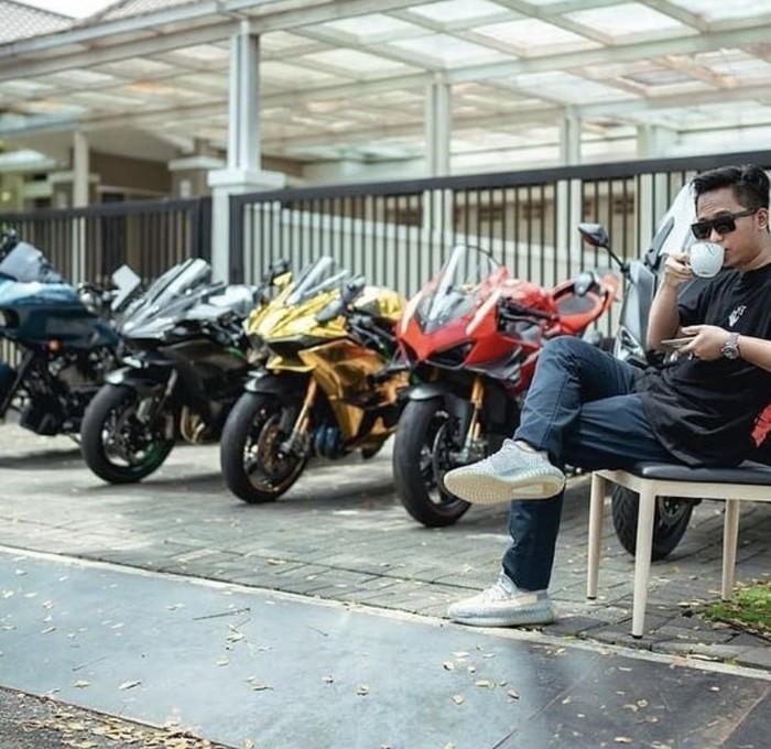 Doni Salmanan Hobi Ngopi Ditemani Koleksi Mobil dan Motor Mewahnya