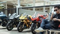 Terakhir ini gaya ngopi Doni, ditemani barisan koleksi motor mewahnya yang mahal. Selain koleksi motor-motor, Doni beberapa kali mengunggah koleksi mobil sportnya di akun Instagramnya yang memiliki lebih dari 2,3 juta followers tersebut. Foto: Instagram @donisalmanan