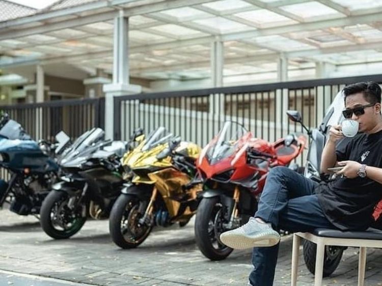 Doni Salmanan Hobi Ngopi Ditemani Koleksi Mobil dan Motor Mewahnya