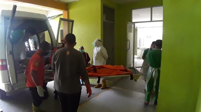 Evakuasi jenazah wanita yang ditemukan di PLTA Mrica