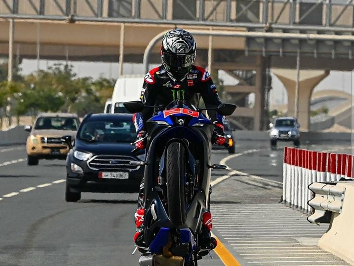 Fabio Quartararo melakukan aksi wheelie di jalanan umum Qatar