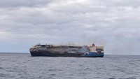 Kapal tersebut kemudian terus terbakar setidaknya sampai enam hari setelah kobaran api pertama dilaporkan muncul. Petugas pemadam kebakaran kesulitan memadamkan api karena beberapa mobil yang diangkut di kapal tersebut merupakan kendaraan listrik. (Portuguese Navy)