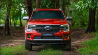 tampilan desain yang disajikan Everest akan sangat mirip seperti pikap ranger, seperti pada tampilan depan pada headlights C-Clamp dan gril desain. Foto: Pool (Ford/Motortrend)