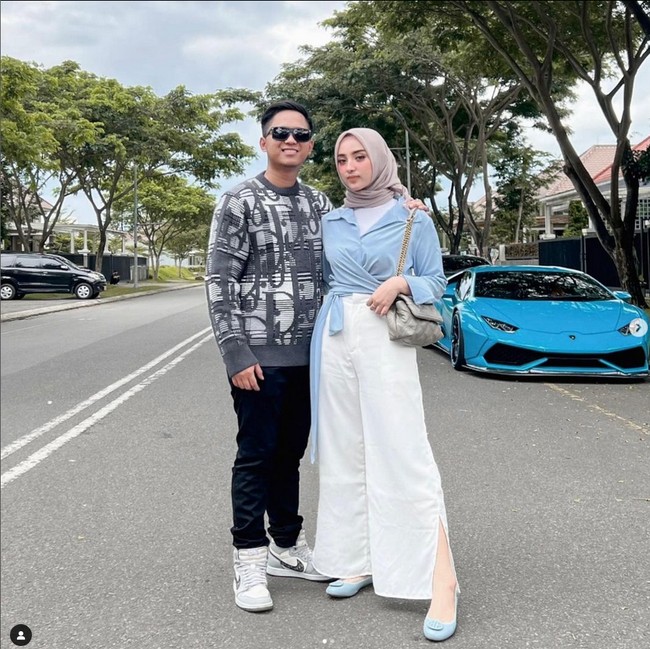 Akun Instagram Doni Salmanan dibanjiri oleh berbagam komentar tentang dirinya dan istri. Sedangkan Dinan kini telah menutup kolom komentar seluruh unggahannya di Feeds Instagram.  Foto: Dok. Instagram @dinanfajrina.