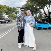 Akun Instagram Doni Salmanan dibanjiri oleh berbagam komentar tentang dirinya dan istri. Sedangkan Dinan kini telah menutup kolom komentar seluruh unggahannya di Feeds Instagram.  Foto: Dok. Instagram @dinanfajrina.