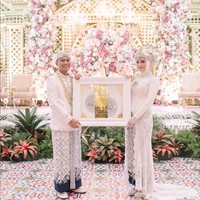 Tulisan Dinan Nurfajrina dalam unggahan video itu kini jadi sorotan karena sang suami dilaporkan ke polisi atas kasus Binomo. Setelah menikah semakin sadar bahwa suami yang dibutuhkan itu bukan yang putih, tinggi, ganteng, kaya. Tapi suami yang bertanggung jawab, yang membantu istri walaupun dia juga sibuk kerja, yang selalu mau kasih hal terbaik buat istrinya, tulis Dina di videonya yang diunggah ke TikTok. I love you forever kita bisa lewatin semua ini Bismillah. Forever sayang, balas Doni di Instagramnya Foto: Dok. Instagram @dinanfajrina.