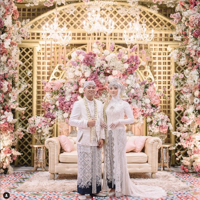 Istri Doni Salmanan, Dinan Nurfajrina membuat sebuah video berdurasi pendek yang diunggah ke Instagram Doni @donisalmanan dan TikTok Dinan. Video itu merupakan kisah perjalanan pernikahannya pada 14 Desember 2021. Pernikahan Doni dan Fajrina sempat viral setelah terungkap mas kawin pernikahan 4,666 gram dan US$ 15 ribu atau sekitar Rp215 juta. Foto: Dok. Instagram @dinanfajrina.