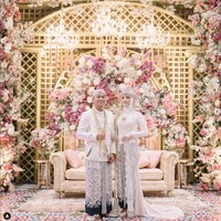 Istri Doni Salmanan, Dinan Nurfajrina membuat sebuah video berdurasi pendek yang diunggah ke Instagram Doni @donisalmanan dan TikTok Dinan. Video itu merupakan kisah perjalanan pernikahannya pada 14 Desember 2021. Pernikahan Doni dan Fajrina sempat viral setelah terungkap mas kawin pernikahan 4,666 gram dan US$ 15 ribu atau sekitar Rp215 juta. Foto: Dok. Instagram @dinanfajrina.