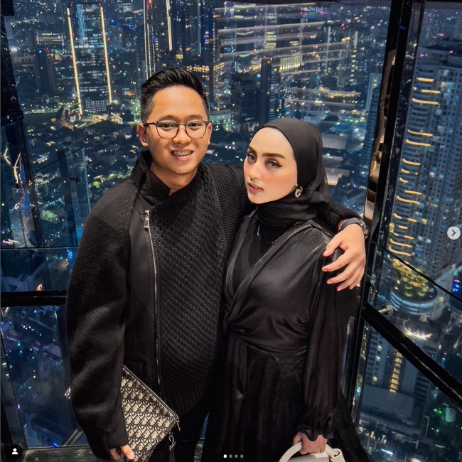 Dinan juga memperlihatkan foto OOTD ia bersama sang suami Doni Salmanan. Suamiku, cinta dunia dan akhiratku, selalu merasa bersyukur, beruntung kamu jadi suami aku, si penyayang, lema lembut, selalu memuliakan istrinya, selalu pengen bikin seneng istrinya. Selalu masu kasih yang terbaik buat istrinyam setiap hari suka minta maaf kalau ada salah katanya, setiap malam gak pernah absen kelonin aku, setiap mau kerja malam harus nemenin aku bobo dulu baru lanjut kerja, setiap hari bilang makasih atas apapun yang aku lakuin, tulis Dinan. Foto: Dok. Instagram @dinanfajrina.