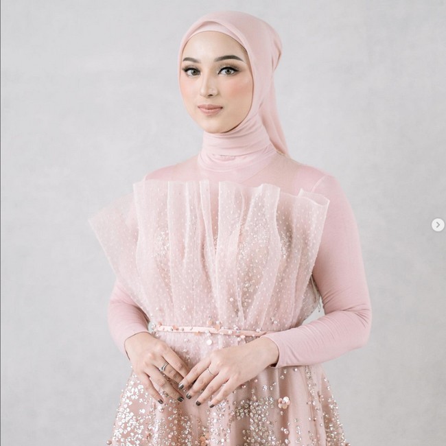 Diketahui melalui akun Instagram, Dinan aktif di Instagram sejak tahun 2017. Ia sering membagikan potongan film, foto OOTD, buku hingga kegiatan bersama teman-teman. Tidak hanya di Instagram, Dinan juga aktif di TikTok @dinanfajrina. Foto: Dok. Instagram @dinanfajrina.