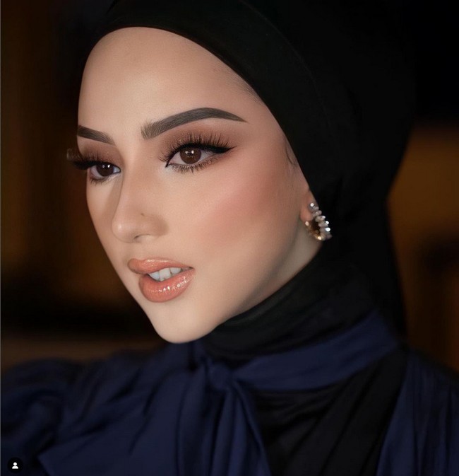 Wanita yang berusia 23 tahun ini juga sering menerima endorsement dari berbagai produk, yang ia unggah melalui akun Instagramnya @dinanfajrina. Ia sudah memiliki pengikut lebih dari 725 ribu.  Foto: Dok. Instagram @dinanfajrina.