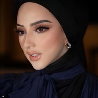 Wanita yang berusia 23 tahun ini juga sering menerima endorsement dari berbagai produk, yang ia unggah melalui akun Instagramnya @dinanfajrina. Ia sudah memiliki pengikut lebih dari 725 ribu.  Foto: Dok. Instagram @dinanfajrina.