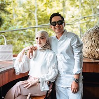 Di Instagram Story, Dinan melampiaskan rasa rindu kepada sang suami. Ia mengucapkan rasa syukur karena telah menjadi istri Doni. Semoga rindu ini menghilang. Konon katanya waktu sembuhkan. Akan adalah lagi yang sepertimu. Hati-hati di jalan. Foto: Dok. Instagram @dinanfajrina.