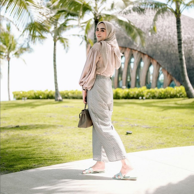 Gaya hijab alumnus Universitas Widyatama, Bandung ini kerap menjadi inspirasi bagi hijabers Tanah Air. Dinan kerap membagikan gaya busana dan hijab warna pastel yang feminin.  Foto: Dok. Instagram @dinanfajrina.