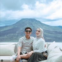 Sosok Dinan langsung menjadi sorotan karena warganet mengungkapkan kesetiaan wanita itu diuji saat sang suami dilaporkan ke polisi. Wanita yang bernama lengkap Dinan Fajrina Fauzan dikenal sebagai selebgram dan Youtuber. Ia kerap membagikan momen bersama dengan sang suami di akun Instagram pribadinya. Foto: Dok. Instagram @dinanfajrina.