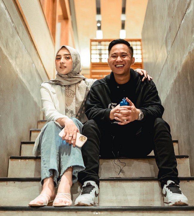 Doni Salmanan baru dua bulan merasakan manisnya berumah tangga dengan Dinan Nurfajrina. Dia menikahi Dinan pada 14 Desember 2021. Bersama sang istri, Doni Salmanan yang juga dikenal suka berbagi terlihat semakin bahagia. Foto: Dok. Instagram @dinanfajrina.