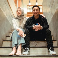 Doni Salmanan baru dua bulan merasakan manisnya berumah tangga dengan Dinan Nurfajrina. Dia menikahi Dinan pada 14 Desember 2021. Bersama sang istri, Doni Salmanan yang juga dikenal suka berbagi terlihat semakin bahagia. Foto: Dok. Instagram @dinanfajrina.