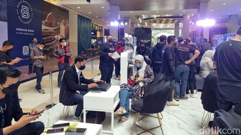 Pengujung mengambil perangkat yang dipesan saat program Pre-Order. Foto: Adi Fida Rahman/detikINET