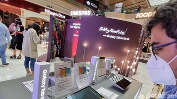 Pengunjung bisa menjajal langsung Galaxy S22 series dan Tab S8 Series. Foto: Adi Fida Rahman/detikINET