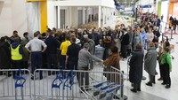 Dilansir dari CNN, Jumat (4/3/2022), setidaknya ada dua peritel besar, IKEA dan H&M, yang mengambil kebijakan untuk menghentikan operasi di Rusia setelah negara tersebut meluncurkan invasi ke Ukraina. Penutupan toko juga dilakukan di Belarusia yang ikut mendukung aksi Rusia. (AP Photo/Dmitri Lovetsky) 