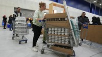 IKEA, perusahaan furnitur terbesar di dunia, memiliki 17 toko di Rusia. Perusahaan mengatakan konflik tersebut memiliki dampak kemanusiaan yang besar dan mengakibatkan gangguan serius pada rantai pasokan dan kondisi perdagangan. Maka dari itu perusahaan telah memutuskan untuk menghentikan sementara semua operasi manufaktur dan ritel di Rusia. (AP Photo/Dmitri Lovetsky) 