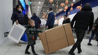 Perusahaan mengatakan ada sekitar 15.000 pekerja yang akan terkena dampak langsung alias kena PHK dari penutupan toko di Rusia dan negara sekutunya. Namun, perusahaan mengaku kemungkinan akan tetap membayar para karyawan dalam jangka waktu dekat.( AP Photo/Dmitri Lovetsky) 