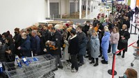 Orang-orang antre untuk memasuki toko IKEA yang akan segera ditutup di pinggiran St. Petersburg, Rusia, Kamis (3/3/2022) waktu setempat. (AP Photo/Dmitri Lovetsky) 