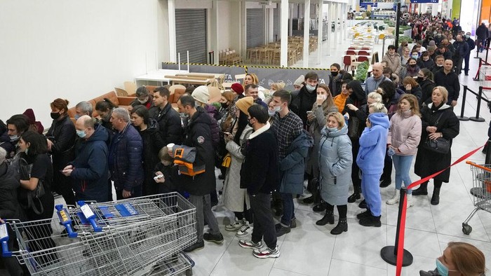 Gegara Invasi ke Ukraina, Rusia Kena Gelombang PHK People wait in a line to enter the IKEA store at the outskirts of St. Petersburg, Russia, Thursday, March 3, 2022. IKEA is closing its stores and pausing all sourcing in Russia and Belarus from Friday, March 4.