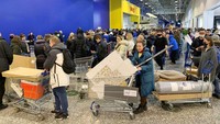 IKEA menutup tokonya dan menghentikan semua karyawannya di Rusia dan Belarus mulai Jumat, (4/3), imbas invasi ke Ukraina. (AP Photo/Vladimir Kondrashov) 