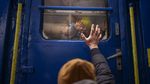 Getir Perpisahan Ribuan Keluarga di Stasiun Kyiv, Ukraina