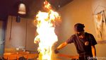 Makan Fire Ramen yang Disembur Api Panas di Meja