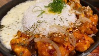 Kemudian ada menu Chicken Komagata Mozarella, disajikan di atas hotplate yang mengepul panas. Lelehan keju mozarella dan potongan daging ayam tepung tanpa tulang, berpadu dengan bumbu pedas dari osengan ayam yang gurih lengkap dengan nasi hangat.  Foto: detikFood