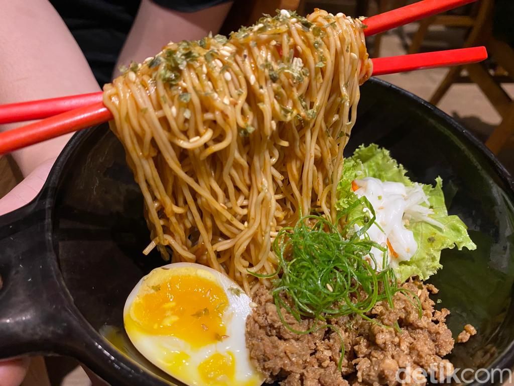 Goma Kitchen : Sensasi Makan Fire Ramen yang Berkobar Dijilati Api