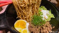 Ada menu Mie Terbang, merupakan varian ramen tanpa kuah, yang dirangkai menggunakan sumpit untuk membuat ilusi mie melayang. Disajikan dengan daging sapi cincang yang ditumis dengan bumbu pedas manis. Foto: detikFood