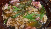 Sesuai namanya ‘Fire Ramen’ disajikan cukup unik. Jika selama ini kata ‘fire’ indetik dengan makanan pedas. Tapi di Goma Kitchen, Fire Ramen Beef (Rp 60.000) ini disajikan tidak pedas dengan kuah kaldu bening, porsi ramen yang melimpah di dalam mangkuk besar. Foto: detikFood