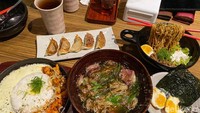 “Di Goma Kitchen, menu makanan spesialnya itu ada Fire Ramen. Jadi ramen disajikan dengan kuah kaldu ikan, kemudian ditambah dengan shoyu, topping risian daging smoked beef, telur onsen dan nori,” jelas salah satu pegawai di Goma Kitchen. Foto: detikFood