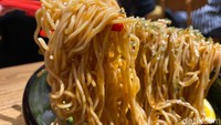 Rasa Mie Terbang, dominan pedas manis dan gurih. Rasa segar dari sajian ini datang dari tambahan selada, lobak, wortel yang dioles mayonnaise.  Foto: detikFood