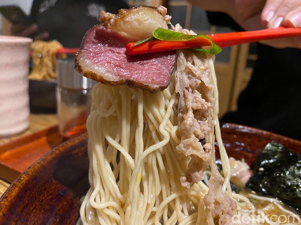 Goma Kitchen : Sensasi Makan Fire Ramen yang Berkobar Dijilati Api