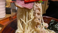 Oh ya, rasa Fire Ramen ini juga terbilang unik. Karena rasa kuah kaldu ikannya cukup ‘smokey’ dari sisa lalapan api. Kemudian irisan daging smoke beefnya juga dibuat medium well, jadi bagian dalam daging masih juicy dan tidak kering.  Foto: detikFood