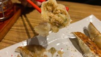 Puas menyantap menu makanan utama dari Fire Ramen sampai Mie Terbang bisa mencicipi Gyoza (Rp 25.000). Terdiri dari lima buah Gyoza berukuran sedang yang berisi daging ayam cincang dan daun bawang cincang kasar. Saat digigit msih reasarenyah segar daun bawang. Cocok untuk pelengkap ramen, atau untuk ngemil. Foto: detikFood