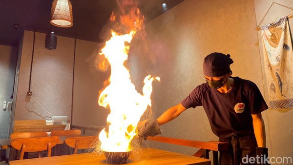 Makan Fire Ramen yang Disembur Api Panas di Meja