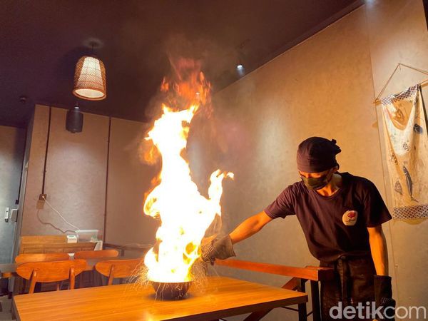 Makan Fire Ramen yang Disembur Api Panas di Meja