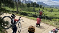 Sekelompok pesepeda berfoto dengan latar kebun teh Panenjoan, Wayang Windu. Biasanya, gowes di sini, waktunya lebih banyak dihabiskan untuk foto-foto content sosial media.