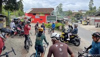Pesepeda beristirahat untuk regrouping sebelum menanjak membelah kebun teh Panenjoan. Dari titik ini, perjalanan menuju Wayang Windu sekitar 6,5 km.