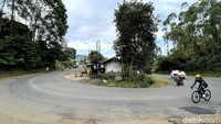 Salah satu tanjakan letter U atau tapal kuda. Tikungan seperti ini -- bersama tanjakan letter S -- banyak ditemui sejak segmen menanjak dimulai, tepatnya dari pertigaan Pasar Banjaran menuju Wayang Windu.