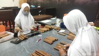 Dalam satu hari, kata Imam, pekerja bisa menghasilkan 150 batang cerutu. Bahkan pekerja yang memang sudah memiliki jam terbang tinggi, sehari bisa menghasilkan 170 batang cerutu.