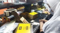 Jadi meski ukurannya berbeda, namun semua memiliki kualitas yang sama. Sebab bahan baku yang digunakan berasal dari tembakau yang kualitasnya sama.